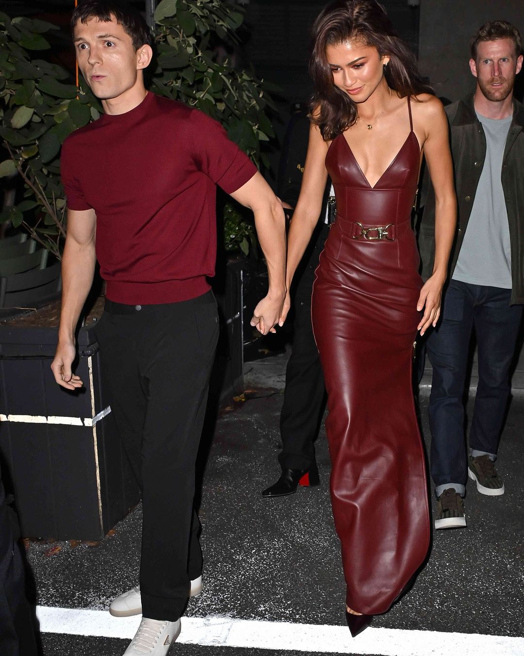 hot night out hot couple tomholland2013 zendaya dan haileybieber justinbieber dirakam keluar berpasangan dalam dua stail hangat berbeza holland zendaya dalam matching maroon looks manakala haileybi